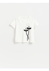 Reserved - T-shirt z ozdobną aplikacją - biały. Kolor: biały. Materiał: bawełna, dzianina. Wzór: aplikacja #1
