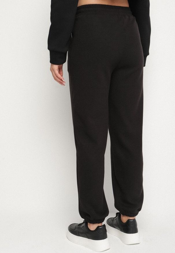 Born2be - Czarne Bawełniane Spodnie Dresowe ze Sznurkiem i Polarową Podszewką Saliavera. Okazja: na co dzień. Kolor: czarny. Materiał: bawełna, dresówka, polar. Styl: klasyczny, casual, sportowy