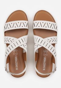 Born2be - Białe Sandały ze Skóry Naturalnej z Ażurowym Wzorem Elrinelin. Okazja: na co dzień, do pracy, na spotkanie biznesowe. Zapięcie: sprzączka. Kolor: biały. Materiał: skóra. Wzór: ażurowy. Styl: klasyczny, casual, biznesowy, elegancki #4