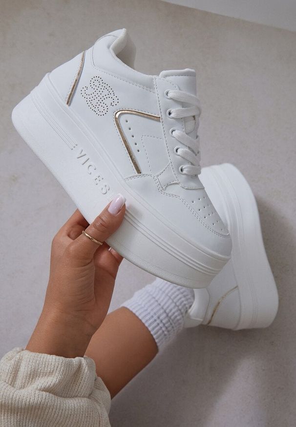 Renee - Biało-Złote Sneakersy Vices na Platformie Ozdobione Metalicznymi Aplikacjami Nelanil. Okazja: na co dzień, na spotkanie biznesowe, do pracy. Kolor: biały. Materiał: jeans. Wzór: aplikacja. Obcas: na platformie. Wysokość obcasa: średni