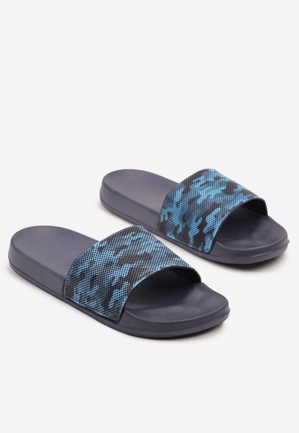Born2be - Granatowe Klapki ze Wzorem Moro Ivelio. Okazja: na co dzień. Kolor: niebieski. Materiał: jeans. Wzór: moro. Styl: casual