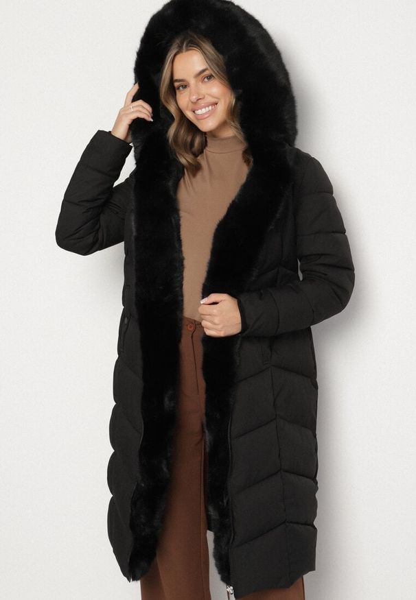 Born2be - Czarna Pikowana Kurtka z Futerkowym Obszyciem i Paskiem Samiria. Okazja: na co dzień, do pracy, na spotkanie biznesowe. Kolor: czarny. Materiał: dzianina, jeans, futro, poliester. Styl: klasyczny, casual, biznesowy