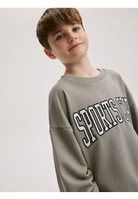 Reserved - Longsleeve oversize - brązowy. Kolor: brązowy. Materiał: dzianina, bawełna. Długość rękawa: długi rękaw