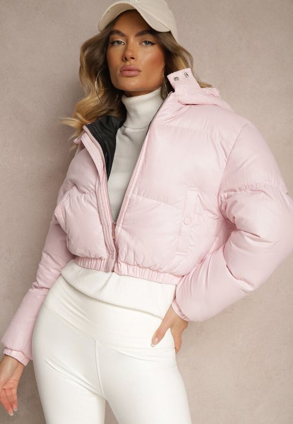 Renee - Różowa Pikowana Kurtka z Nieodpinanym Kapturem o Krótkim Kroju Tinneira. Okazja: na spacer. Kolor: różowy. Materiał: jeans. Długość: krótkie. Styl: elegancki