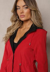 Renee - Czerwona Dwustronna Kurtka w Stylu Parki Wykończona przy Rękawach Guzikami Mivatra. Okazja: na co dzień. Kolor: czerwony. Materiał: jeans, wełna. Styl: elegancki, casual #3