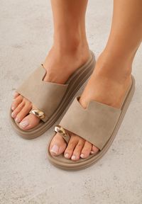 Renee - Ciemnobeżowe Klapki Japonki Ozdobione Aplikacją na Palcu Noevianna. Okazja: na spacer, na co dzień. Kolor: beżowy. Materiał: jeans. Wzór: aplikacja. Sezon: wiosna, lato. Styl: casual #9