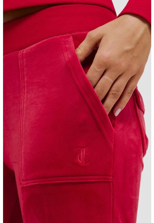 Juicy Couture - JUICY COUTURE Czerwone damskie spodnie dresowe Layla Low Rise. Kolor: czerwony. Materiał: dresówka