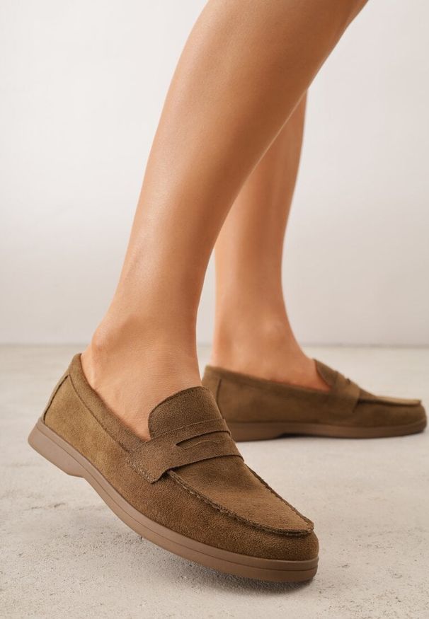 Renee - Ciemnobeżowe Mokasyny Casual VICES z Imitacji Zamszu z Wkładką ze Skóry Naturalnej Sheiris. Okazja: na co dzień. Kolor: beżowy. Materiał: zamsz, skóra. Styl: casual