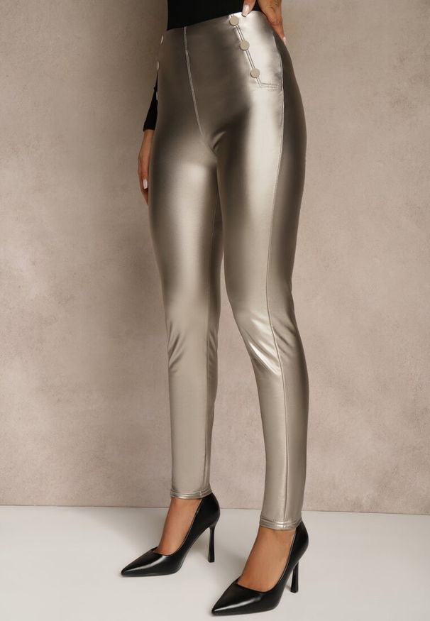 Renee - Szampańskie Legginsy High Waist z Imitacji Skóry z Gumką w Pasie Ozdobione Guzikami Sinairis. Okazja: na spotkanie biznesowe. Stan: podwyższony. Kolor: złoty. Materiał: skóra. Wzór: aplikacja. Styl: biznesowy, klasyczny, rockowy