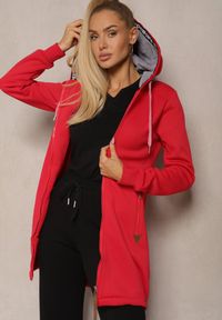 Renee - Czerwona Bluza Długa z Kapturem Ozdobionym Napisami Sinellina. Okazja: na co dzień. Typ kołnierza: kaptur. Kolor: czerwony. Materiał: jeans. Długość: długie. Wzór: aplikacja, napisy. Styl: casual #4