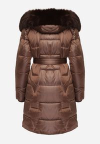 Born2be - Brązowa Pikowana Kurtka o Długim Kroju Ozdobiona Paskiem i Odpinanym Futerkiem Milirra. Okazja: na spacer. Kolor: brązowy. Materiał: futro. Długość: długie. Wzór: aplikacja. Styl: wizytowy, elegancki #4
