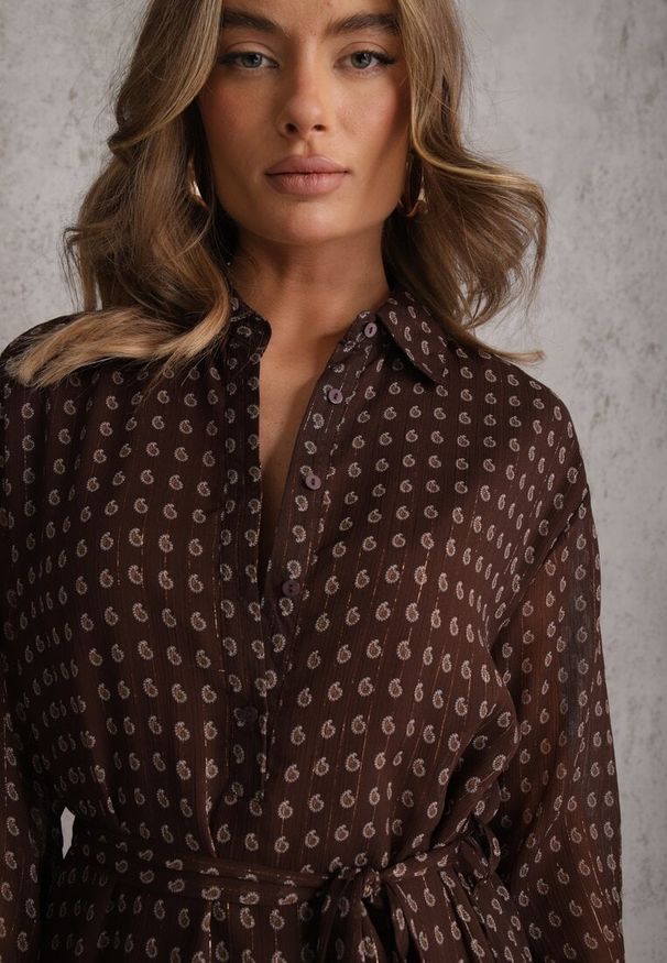 Renee - Brązowa Sukienka o Koszulowym Kroju z Przedłużonym Tyłem i Falbanami Savarinna. Kolor: brązowy. Materiał: poliester. Typ sukienki: koszulowe