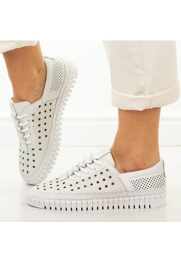 POTOCKI - Białe skórzane półbuty damskie Potocki 19431. Okazja: na co dzień. Zapięcie: sznurówki. Kolor: biały. Materiał: skóra. Szerokość cholewki: normalna. Wzór: ażurowy. Sezon: wiosna, lato, jesień. Styl: casual, klasyczny, elegancki
