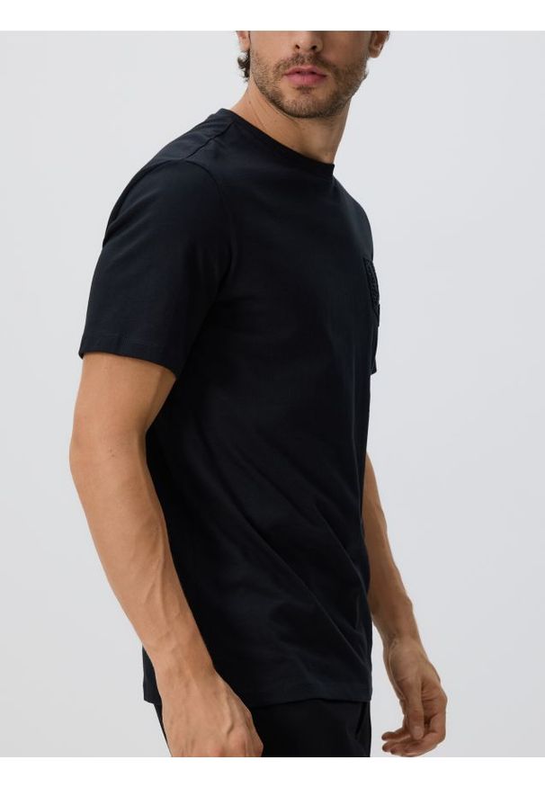 Reserved - T-shirt regular z aplikacją - czarny. Kolor: czarny. Materiał: dzianina, bawełna. Wzór: aplikacja