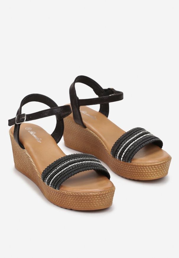Renee - Czarne Sandały w Stylu Boho na Plecionym Koturnie Gorbetai. Okazja: na co dzień. Nosek buta: otwarty, okrągły. Zapięcie: sprzączka. Kolor: czarny. Wzór: koronka. Materiał: koronka, materiał. Sezon: lato. Obcas: na koturnie. Styl: boho. Wysokość obcasa: średni