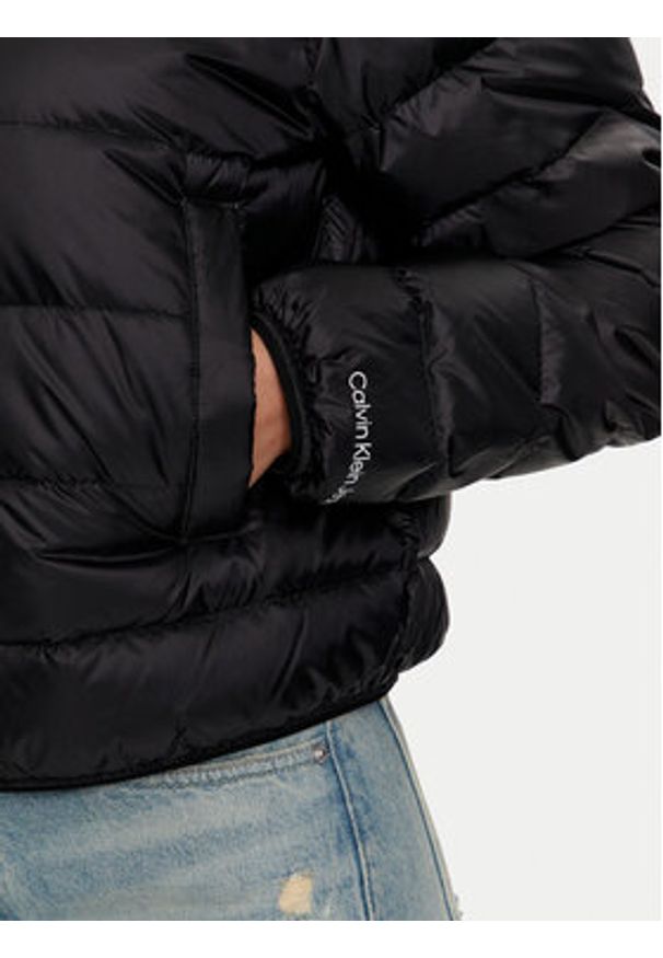 Calvin Klein Jeans Kurtka puchowa J20J222585 Czarny Regular Fit. Kolor: czarny. Materiał: syntetyk