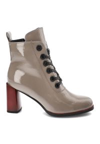 Szare Botki S.Barski Damskie Buty Na Obcasie Na Jesień. Okazja: na co dzień, na spotkanie biznesowe. Zapięcie: pasek. Kolor: szary. Materiał: skóra ekologiczna, lakier. Sezon: jesień. Obcas: na obcasie. Styl: casual, klasyczny, biznesowy. Wysokość obcasa: średni #5