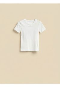 Reserved - T-shirt w prążek - złamana biel. Materiał: dzianina, bawełna. Wzór: prążki #1