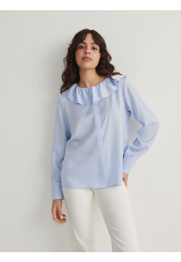 Reserved - Koszula z falbaną - jasnoniebieski. Kolor: niebieski. Materiał: tkanina. Wzór: gładki. Styl: klasyczny