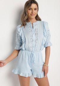 Born2be - Jasnoniebieski Kombinezon z Lnu i Wiskozy w Stylu Boho z Falbankami i Koronką Linalisse. Okazja: na co dzień. Kolor: niebieski. Materiał: koronka, wiskoza, len. Wzór: koronka. Styl: boho