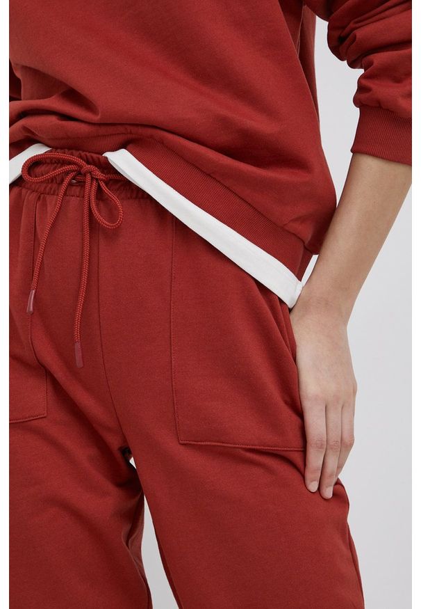 Vero Moda spodnie damskie kolor czerwony gładkie. Stan: podwyższony. Kolor: czerwony. Materiał: dzianina, materiał. Wzór: gładki