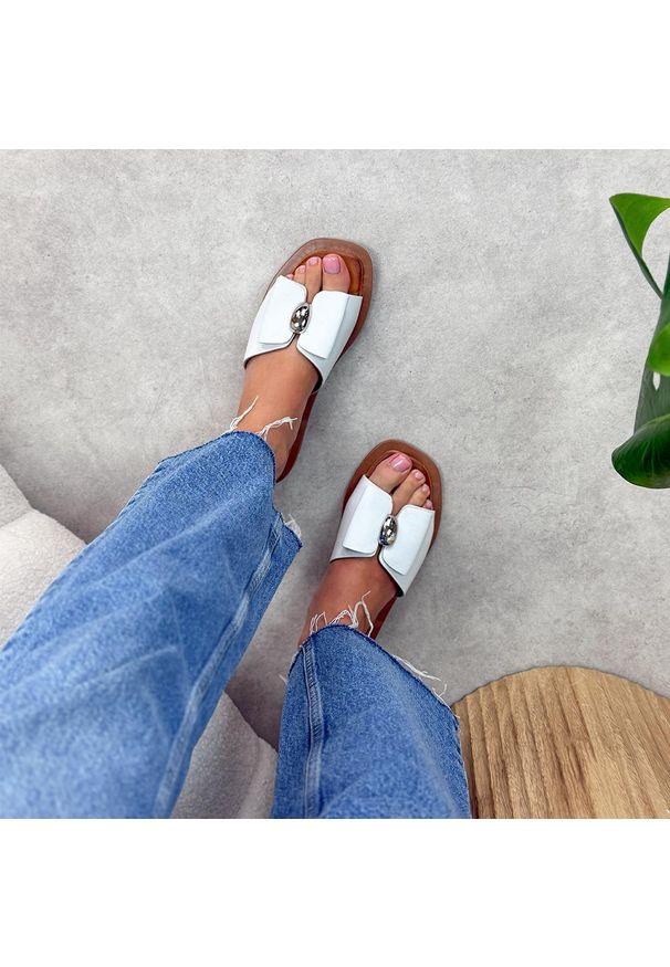 Białe skórzane klapki damskie T.Sokolski 775. Okazja: na imprezę. Kolor: biały. Materiał: skóra. Sezon: lato. Styl: elegancki, klasyczny