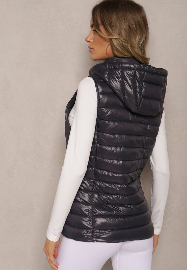 Renee - Ciemnoszara Kamizelka Ozdobiona Pikowaniem i Kapturem Mivandra. Okazja: na co dzień. Typ kołnierza: kaptur. Kolor: szary. Materiał: jeans. Wzór: aplikacja. Styl: casual, elegancki, sportowy