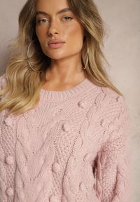 Renee - Różowy Sweter z Wełną i Wiskozą Ozdobiony Tłoczeniem i Kulkami Vaiannae. Kolor: różowy. Materiał: wiskoza, wełna. Wzór: aplikacja. Sezon: zima