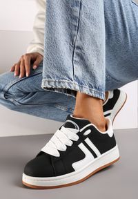 Born2be - Czarne Płaskie Sznurowane Sneakersy z Kontrastowymi Wstawkami Deliris. Okazja: na co dzień. Zapięcie: sznurówki. Kolor: czarny. Materiał: jeans. Obcas: na płaskiej podeszwie #1