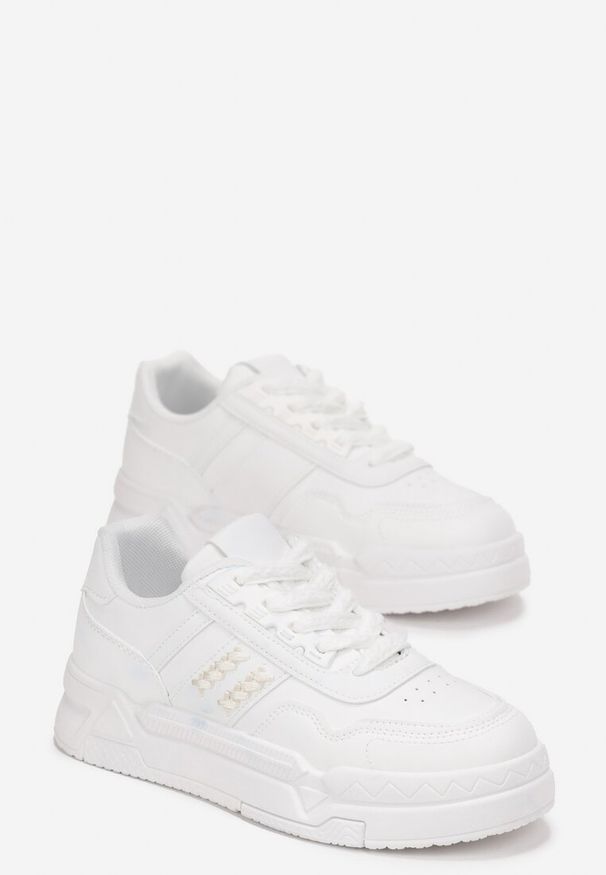 Born2be - Białe Sznurowane Sneakersy na Płaskiej Grubej Podeszwie z Perforacją Pinnella. Wysokość cholewki: przed kostkę. Kolor: biały. Szerokość cholewki: normalna