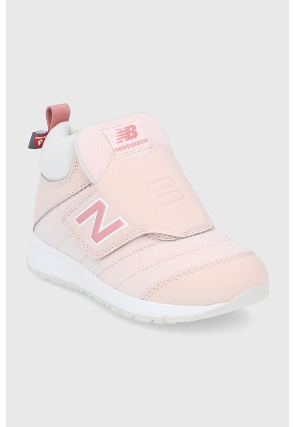 New Balance Buty dziecięce. Nosek buta: okrągły. Zapięcie: rzepy. Kolor: beżowy. Materiał: guma. Szerokość cholewki: normalna