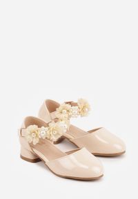 Born2be - Beżowe Lakierowane Sandały na Niskim Obcasie z Kwiatkami i Perełkami Denagia. Zapięcie: sprzączka. Kolor: beżowy. Materiał: lakier. Wzór: kwiaty. Sezon: lato. Styl: elegancki #2