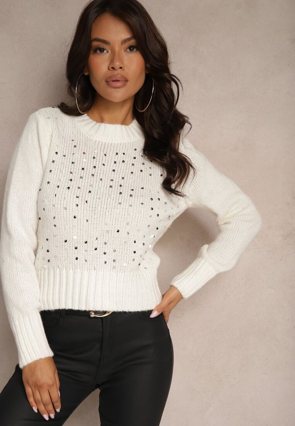 Renee - Jasnobeżowy Casualowy Sweter z Bawełną i Cekinami Savintha. Okazja: na co dzień. Kolor: beżowy. Materiał: bawełna. Wzór: aplikacja. Styl: casual