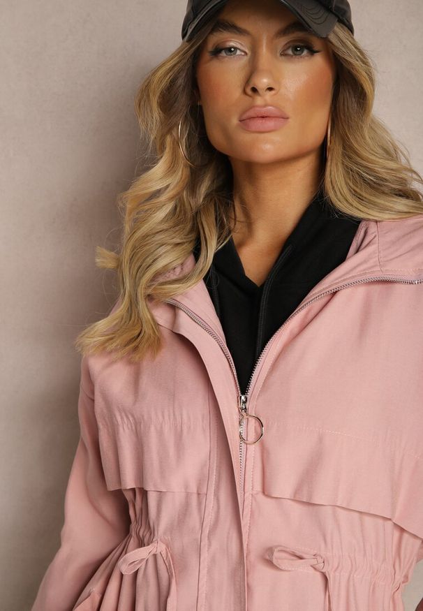 Renee - Różowa Kurtka o Fasonie Parki z Kapturem i Troczkiem Mevalla. Okazja: na spacer, na co dzień. Typ kołnierza: kaptur. Kolor: różowy. Materiał: jeans. Styl: elegancki, casual, sportowy