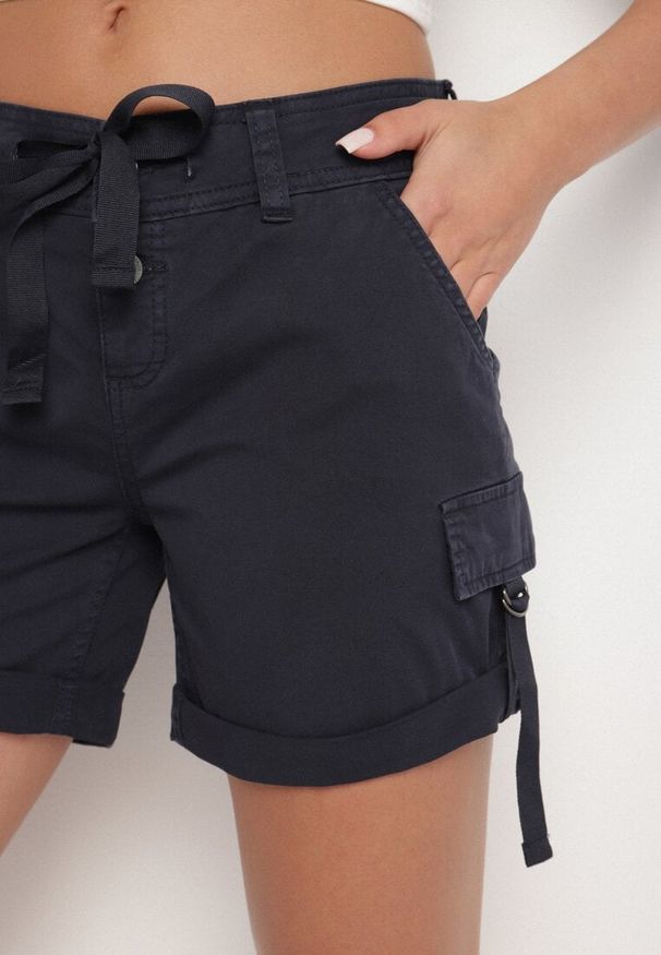 Born2be - Granatowe Bawełniane Szorty z Ozdobnymi Kieszeniami i Wiązaniem Liralisea. Okazja: na co dzień. Kolor: niebieski. Materiał: bawełna. Styl: klasyczny, casual, elegancki