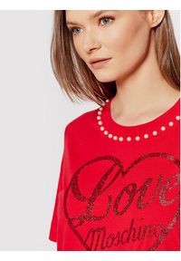 Love Moschino - LOVE MOSCHINO Sukienka codzienna W5A0222M 3517 Czerwony Regular Fit. Okazja: na co dzień. Kolor: czerwony. Materiał: bawełna. Typ sukienki: proste. Styl: casual