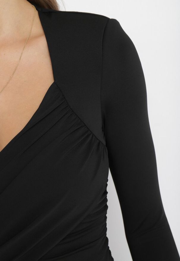 Born2be - Czarna Dopasowana Sukienka Mini z Marszczeniem Lumikki. Kolor: czarny. Długość rękawa: długi rękaw. Długość: mini