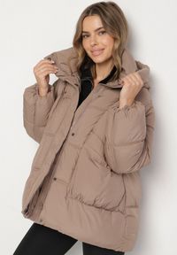 Born2be - Ciemnobeżowa Pikowana Kurtka o Kroju Oversize z Kapturem Galandia. Okazja: na spacer, na co dzień. Typ kołnierza: kaptur. Kolor: beżowy. Materiał: jeans, poliester. Styl: casual, elegancki #3