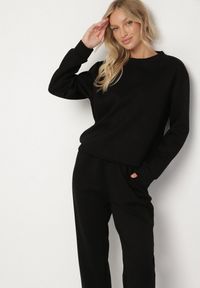 Born2be - Czarny Komplet Dresowy z Bawełną Bluza i Spodnie Joggery Ette. Kolor: czarny. Materiał: dresówka, bawełna #4