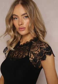 Renee - Czarna Koronkowa Bluzka z Ozdobnym Dekoltem i Krótkim Rękawem Fereile. Kolor: czarny. Materiał: koronka. Długość rękawa: krótki rękaw. Długość: krótkie. Wzór: ażurowy