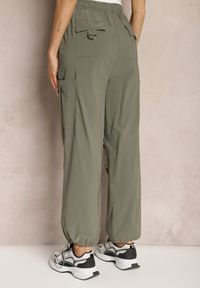 Renee - Ciemnozielone Szerokie Spodnie High Waist w Stylu Bojówek Wykończone Gumką w Talii Ellcara. Okazja: na co dzień. Stan: podwyższony. Kolor: zielony. Materiał: satyna. Wzór: moro. Styl: elegancki, sportowy, militarny, wizytowy, casual #3