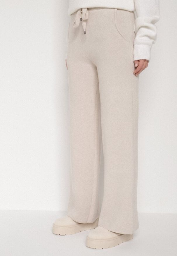 Born2be - Jasnobeżowe Dzianinowe Spodnie o Szerokim Kroju ze Sznurkami Melatusa. Okazja: na co dzień. Stan: podwyższony. Kolor: beżowy. Materiał: dzianina. Styl: klasyczny, casual, elegancki