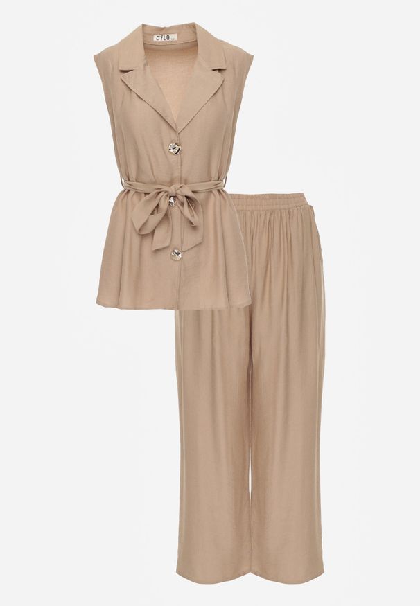 Renee - Beżowy Letni Komplet Kamizelka z Paskiem i Ozdobnymi Guzikami i Szerokie Spodnie Sharieth. Kolor: beżowy