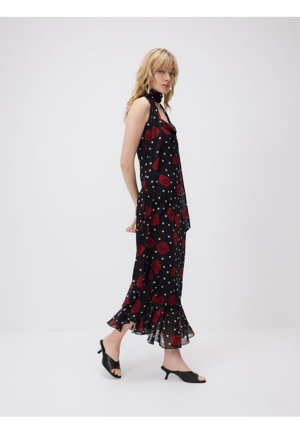 Reserved - Wzorzysta sukienka z szalem - czarny. Kolor: czarny. Materiał: tkanina. Typ sukienki: proste