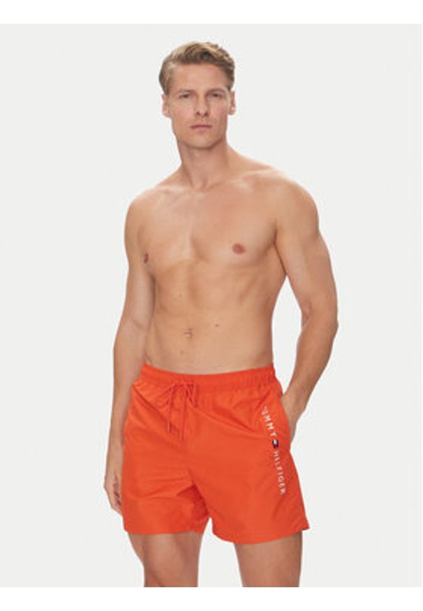 TOMMY HILFIGER - Tommy Hilfiger Szorty kąpielowe UM0UM03258 Pomarańczowy Regular Fit. Kolor: pomarańczowy. Materiał: syntetyk