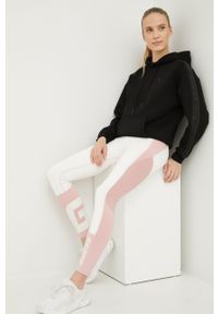 Guess bluza damska kolor czarny z kapturem z aplikacją. Typ kołnierza: kaptur. Kolor: czarny. Materiał: materiał, dzianina, wiskoza. Wzór: aplikacja #2