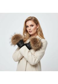 Brązowe Rękawiczki Luka-Pelli Skórzane Mitenki Z Naturalnym Futrem Jenota. Kolor: brązowy. Materiał: skóra, futro. Styl: elegancki #1