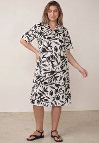 Born2be - Czarna Pudełkowa Sukienka z Wiskozy w Roślinny Wzór z Guzikami przy Dekolcie Acosia. Okazja: na co dzień. Kolekcja: plus size. Kolor: czarny. Materiał: wiskoza. Typ sukienki: proste, dla puszystych. Styl: elegancki, casual, klasyczny #5