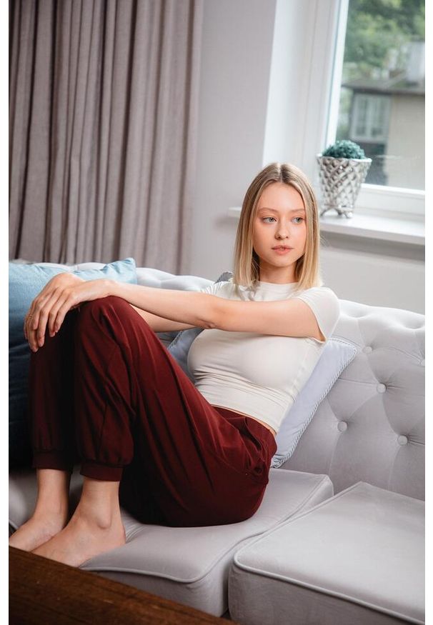 MOONHOLI - Spodnie do jogi Moonholi Moony Comfy Sweatpants z kieszeniami. Kolor: czerwony. Sport: joga i pilates