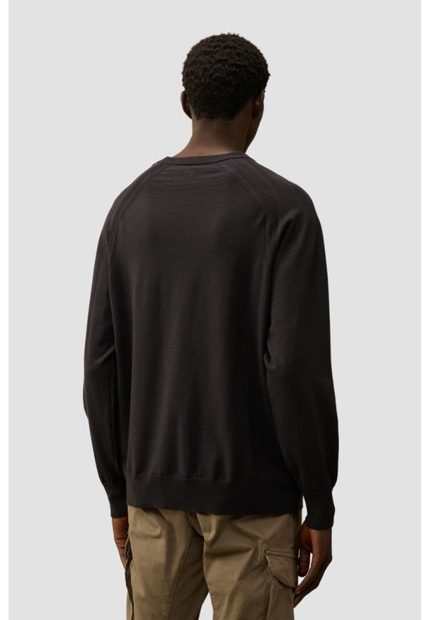 C.P. Company - C.P. COMPANY Czarny męski sweter Crew Neck. Kolor: czarny. Materiał: wełna, poliester, materiał